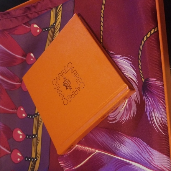 Hermes HARDCOVER scarf book🧡🧡 - Picture 9 of 15